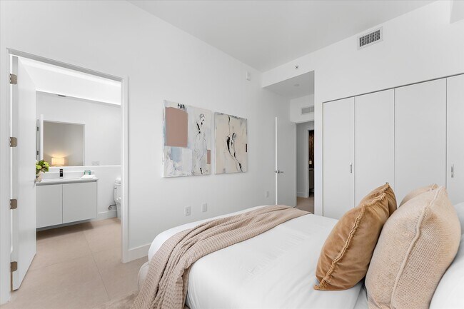 Building Photo - 700 NE 24th St