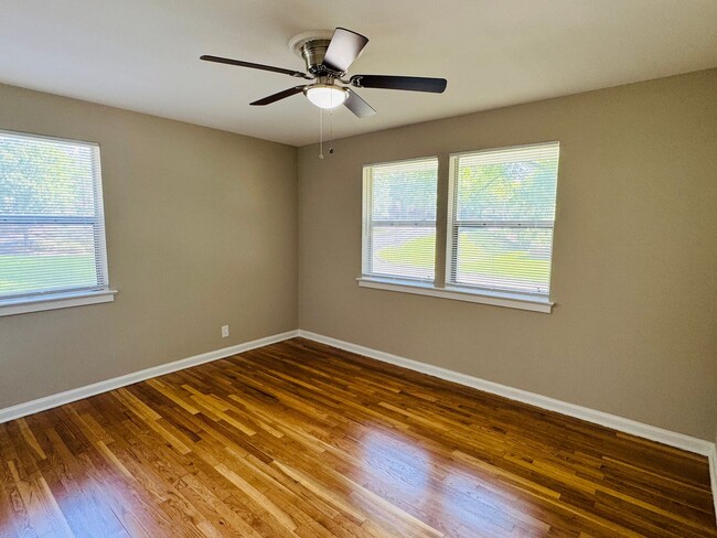 Building Photo - This Adorable 3 Bedroom is READY FOR MOVE IN!