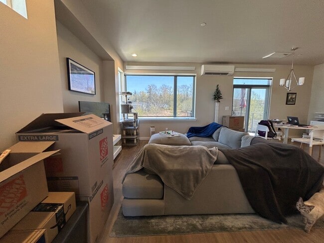 Building Photo - 3 Bedroom 2 Bath Home in Cordata with Garage