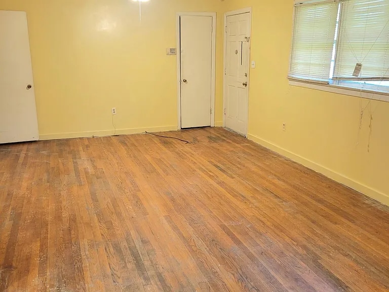 Building Photo - 1032 Capri Cir