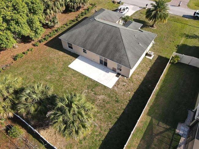Building Photo - 1341 SW Oriole Ln