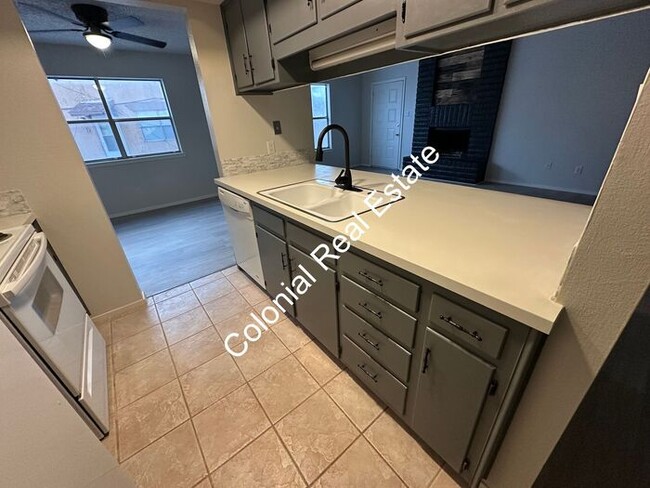 Building Photo - Spacious and updated 2 bedroom 1 & 1/2 bat...