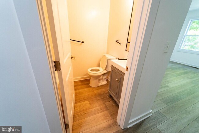 Building Photo - Move In Ready 2 BD 1 BA close to Metro, Sh...