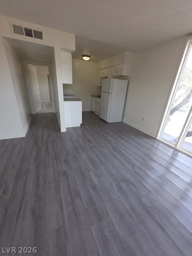 Building Photo - 1121 E Desert Inn Rd