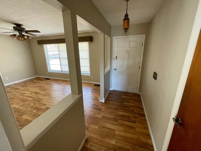 Building Photo - Ozark - Walk Out Basement with Extra Livin...