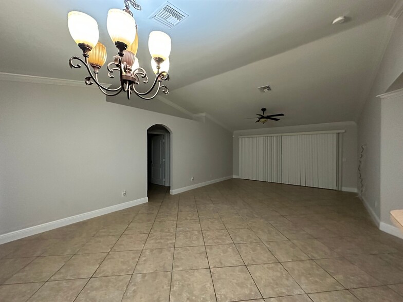 Building Photo - 1706 Kismet Pkwy E