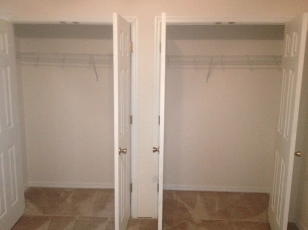 Building Photo - Quiet neighborhood close to Royal Park Plaza, theaters, shopping, restaurants, and UF