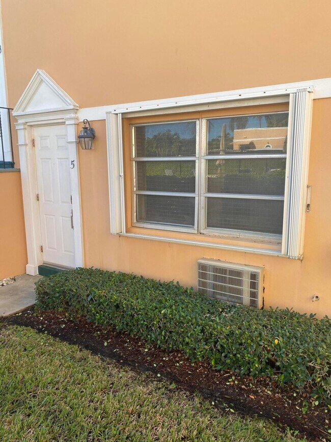 Building Photo - 101 S Golfview Rd