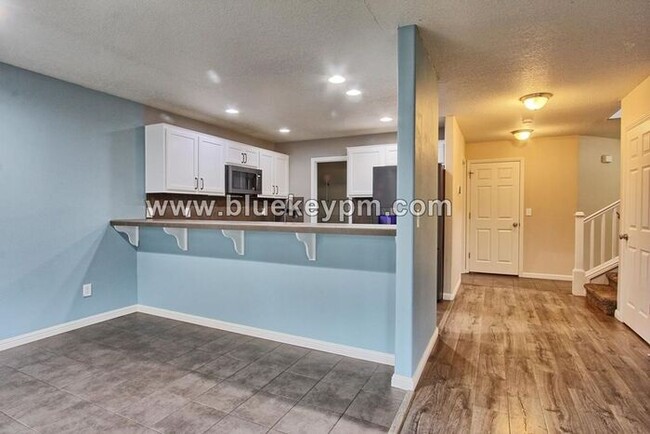 Building Photo - 4 Bed, 2.5 Bath Home in Felida with Pergol...
