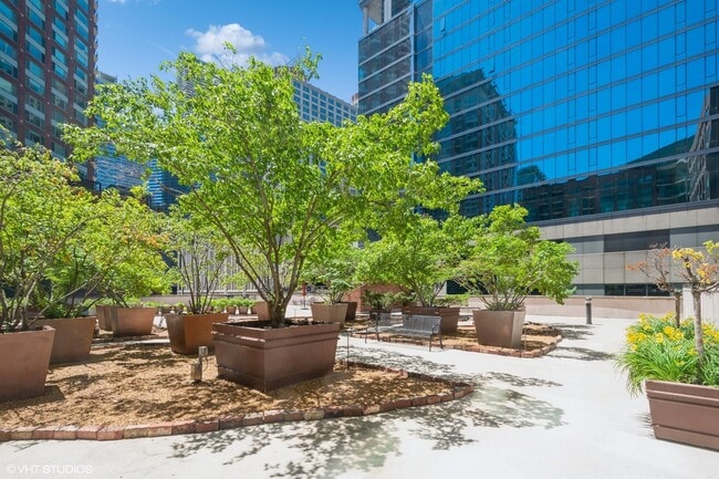 Building Photo - 440 N McClurg Ct