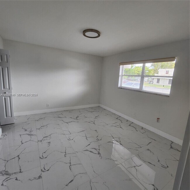 Building Photo - 8010 N Colony Cir