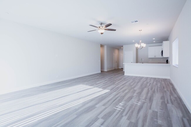 Building Photo - Beautiful 4 bed, 2 bath home AVAILABLE for...