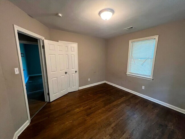 Building Photo - Charming Home with Front & Rear Porches overlooking large yard!!