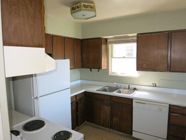 Building Photo - 1/2 off first month! 6bd/2bath House