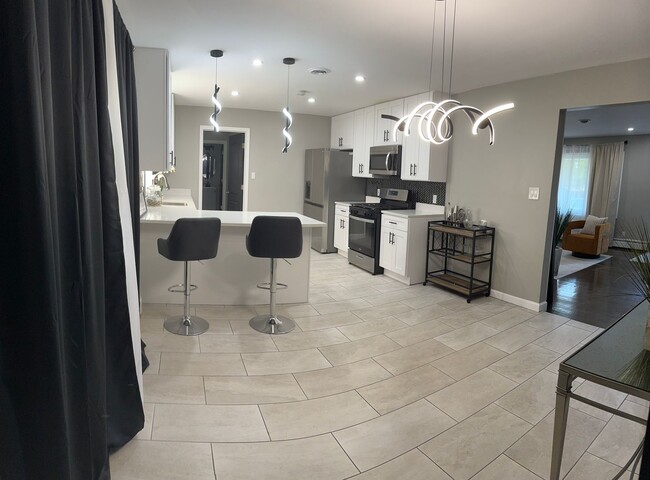 Building Photo - Beautifully Renovated, Modern 3 bedroom 2....