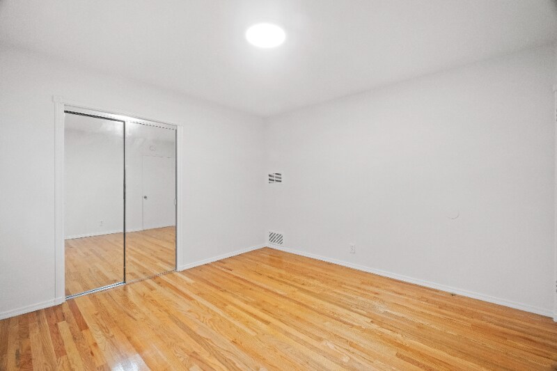 Building Photo - 2001 Beachwood Dr