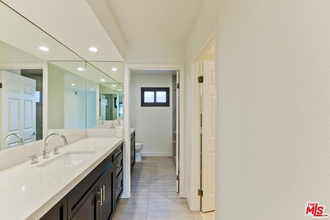 Building Photo - 6930 De Celis Pl
