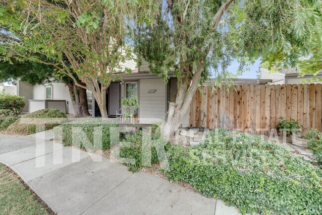 Building Photo - 324 Bridge Pl