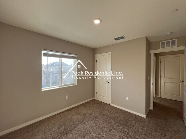 Building Photo - Updated Lincoln 4bd/2.5ba House With 2 Car...