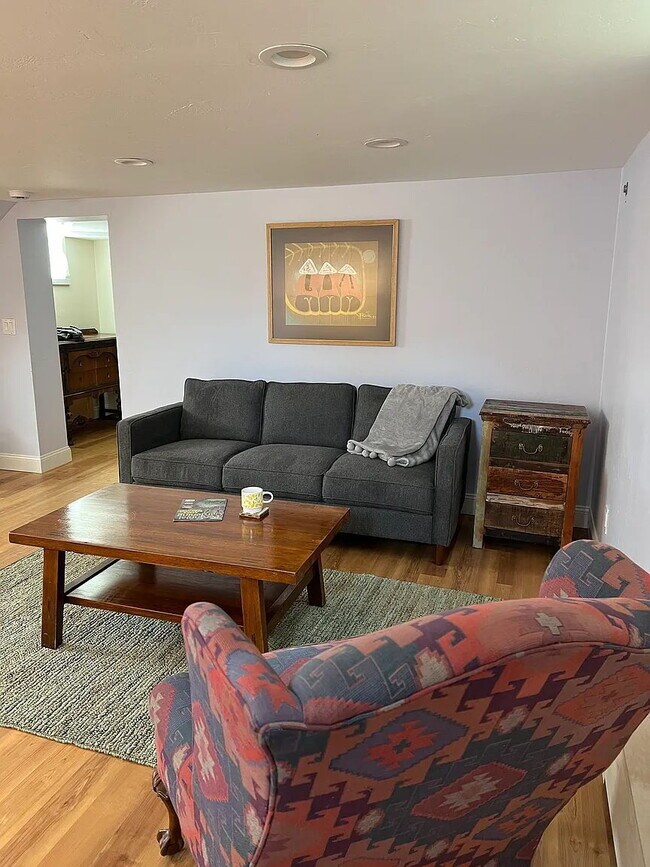 Building Photo - Charming Garden-Level 1BR/1BA Apartment Available January 1st