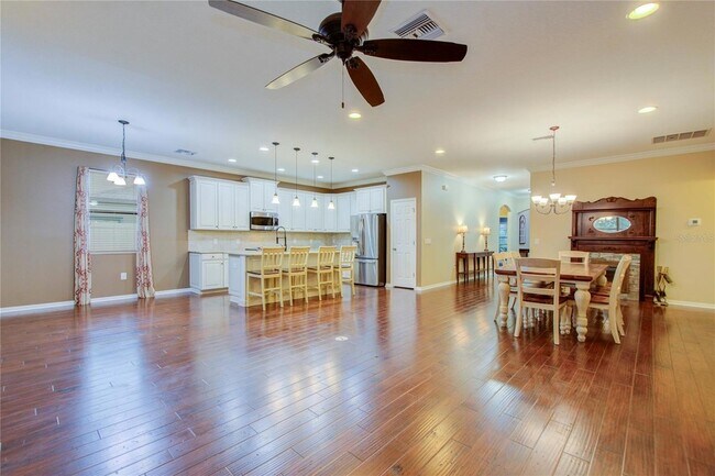 Building Photo - 1122 Oakcrest Dr
