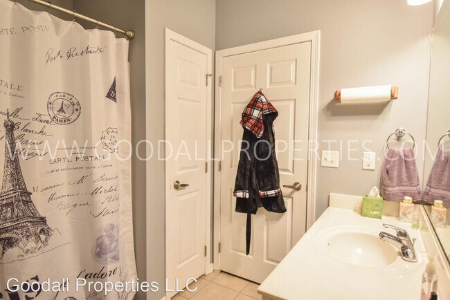 Building Photo - 2 br, 2 bath House - 3031 Grand Ave #214