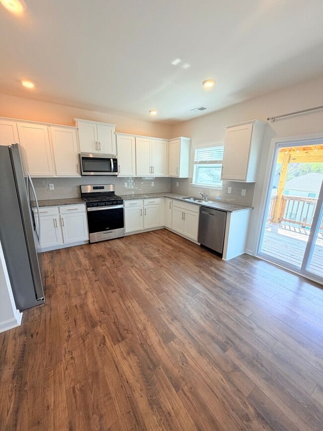 Building Photo - Beautiful 4 Bed, 2.5 Bath Home - Lawn Care Included!