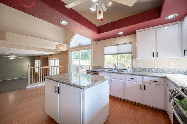 Building Photo - Silverado Ranch - Cul-de-sac.  Downstairs Bedroom and Bathroom