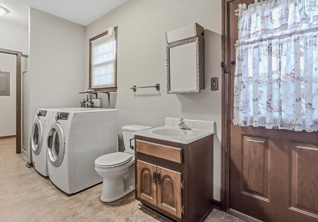 Building Photo - 2212 Rose Dr