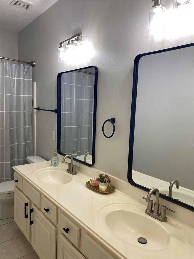 Building Photo - 14610 Farrawood Dr