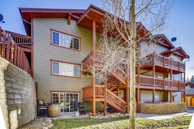 Building Photo - Heat included!  1 car garage!  Vaulted Cei...