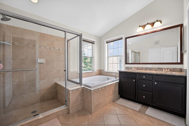 Building Photo - Spacious 3BR Condo in Westborough