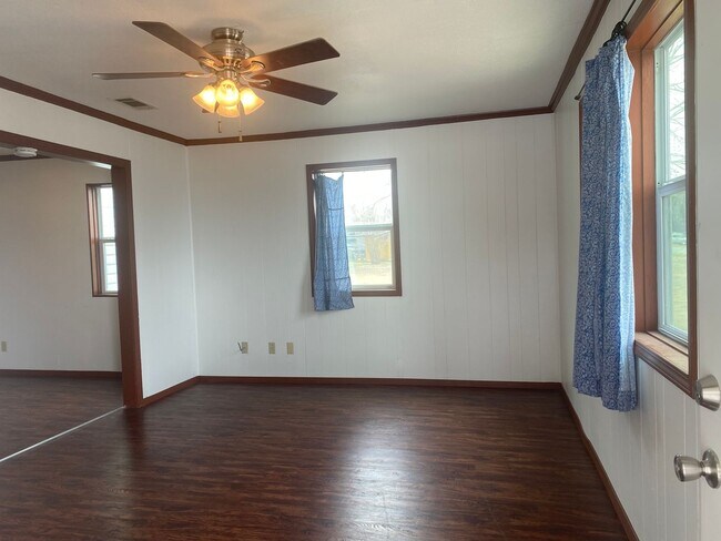 Building Photo - 2 BEDROOM COUNTRY LIVING