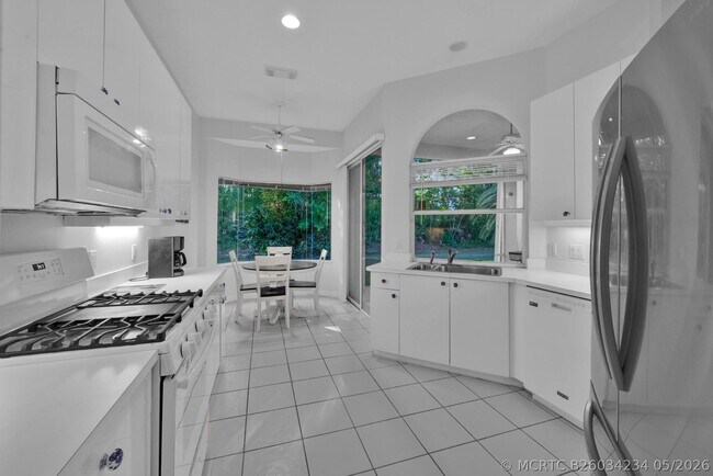 Building Photo - 615 SW St Thomas Cove