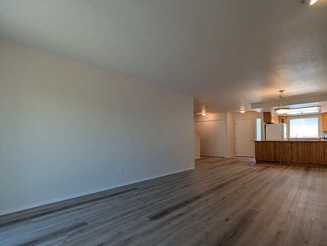 Building Photo - 686 Oakdale Ave