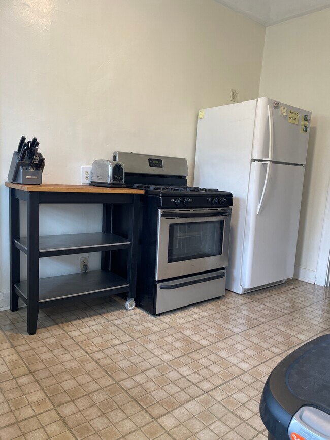 Kitchen - 849 N Sycamore Ave