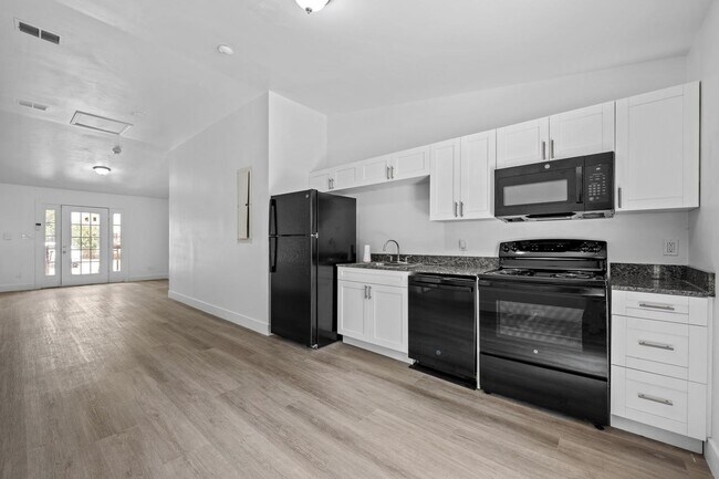 Building Photo - 2202 Magnolia Cir