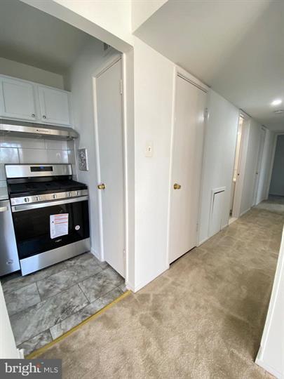 Building Photo - Spacious top-floor garden condo with updat...