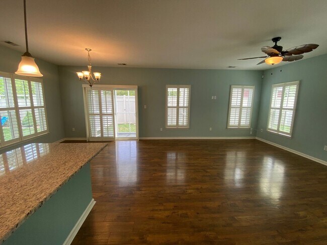 Building Photo - Introducing a stunning Condo with a coasta...