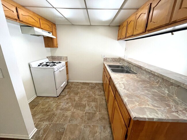 Building Photo - 2 bedrooms, 2 baths, 2 parking spaces! Cen...