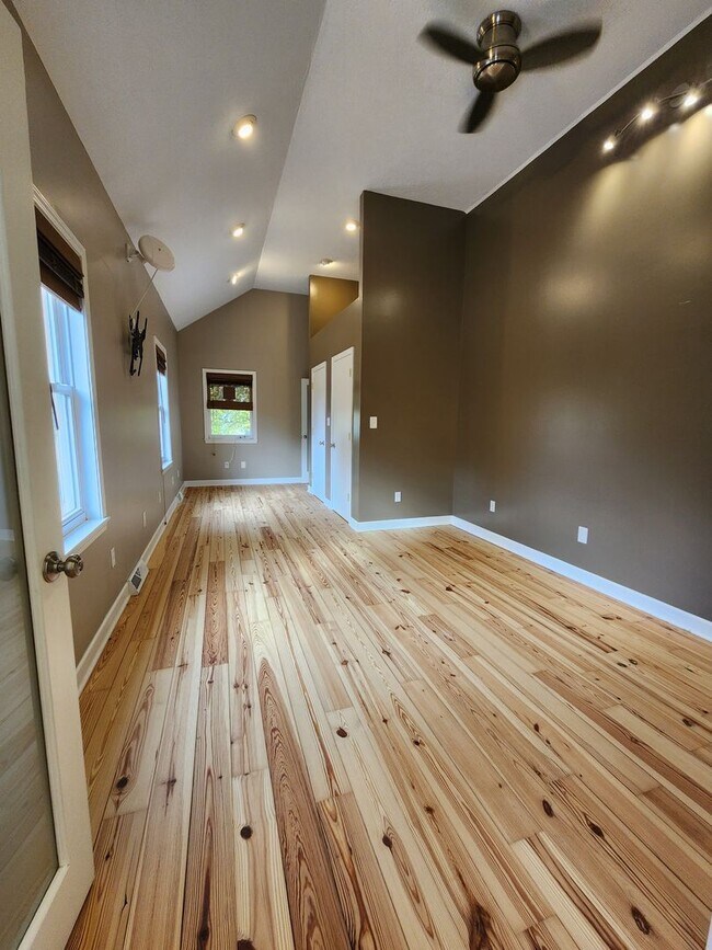 Building Photo - Gorgeous Home For Rent in Ohio City! 2 Master Suites!