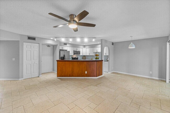 Building Photo - 5540 Coach House Cir