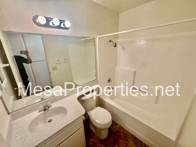 Building Photo - 1423 Willow Tree Ln