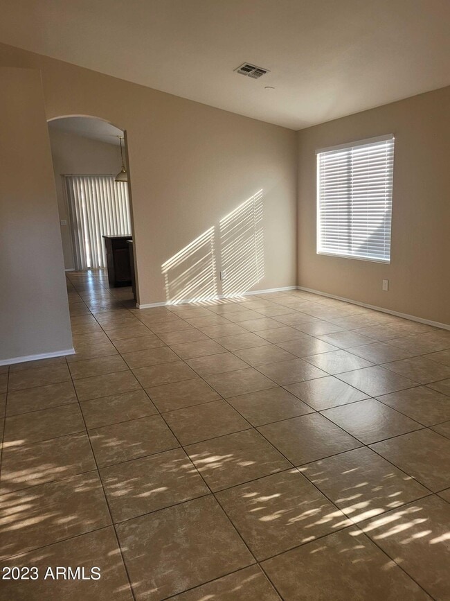 Building Photo - 1679 N La Fresa Dr