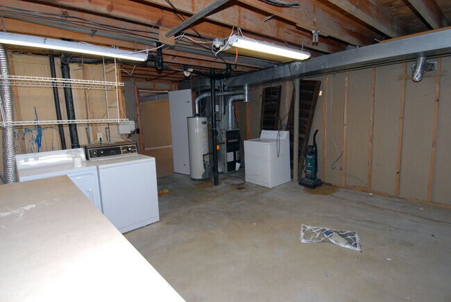 Building Photo - 10 Jenny Lind Dr