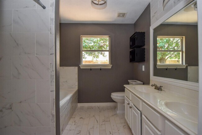 Building Photo - 26986 Crown Haven Dr