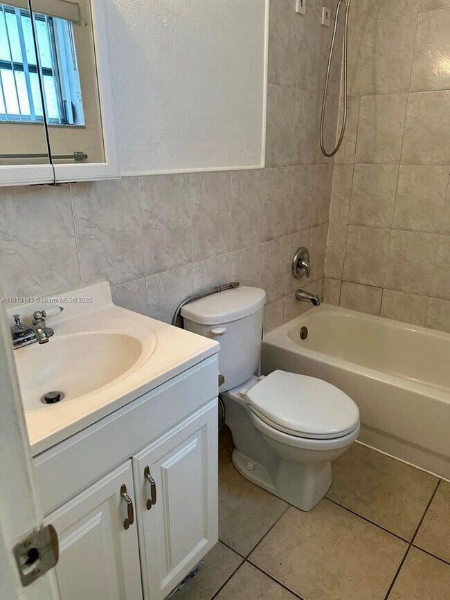 Building Photo - 3905 SW 78th Ct