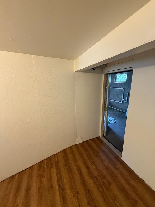 Building Photo - Move in ready! Large 4 bedroom home.