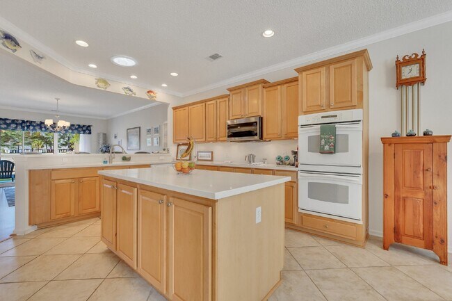 Building Photo - "Spacious Golf and Lagoon View 2 Bed, 2 Bath Rental Home in Sun City!