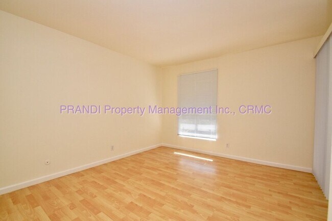 Building Photo - 116 Surrey Ln